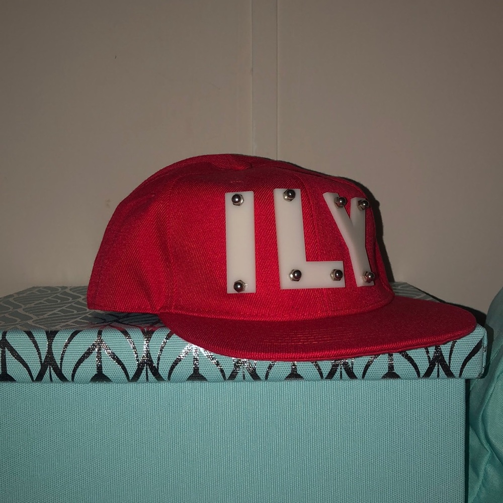 “ILY” (I love you) snap back